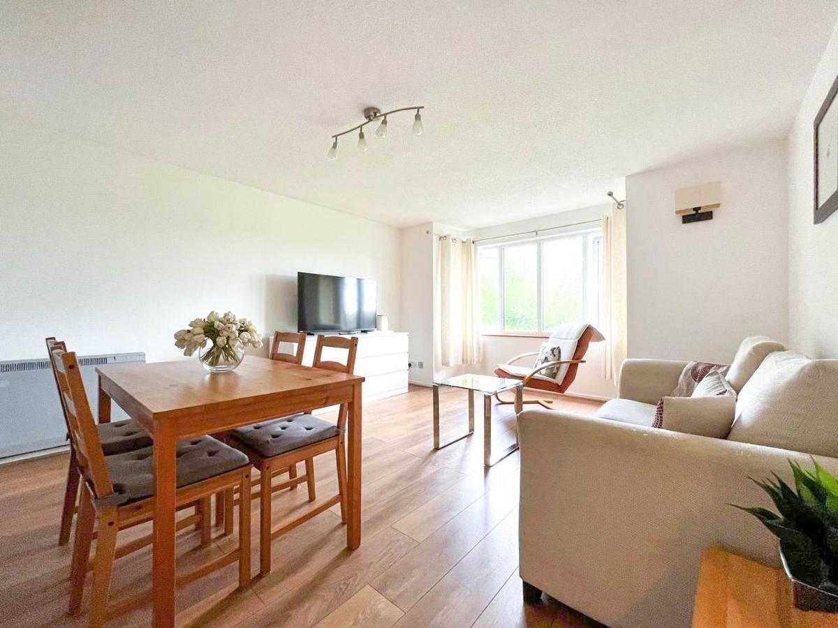 Lovely 2 Bedroom Flat With Free Parking, Great Transport Links To Central London, The Excel Centre, Canary Wharf And The O2! Bagian luar foto