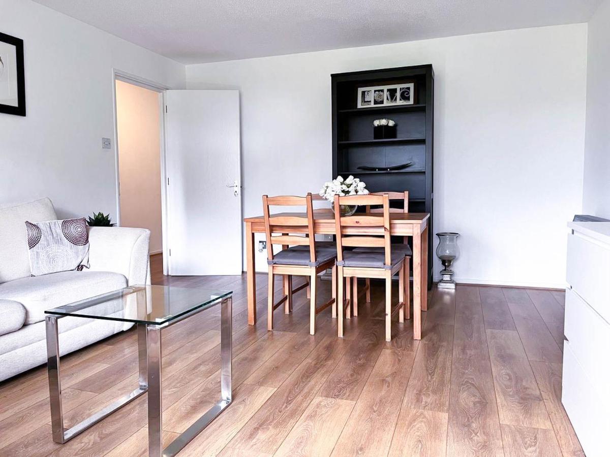 Lovely 2 Bedroom Flat With Free Parking, Great Transport Links To Central London, The Excel Centre, Canary Wharf And The O2! Bagian luar foto