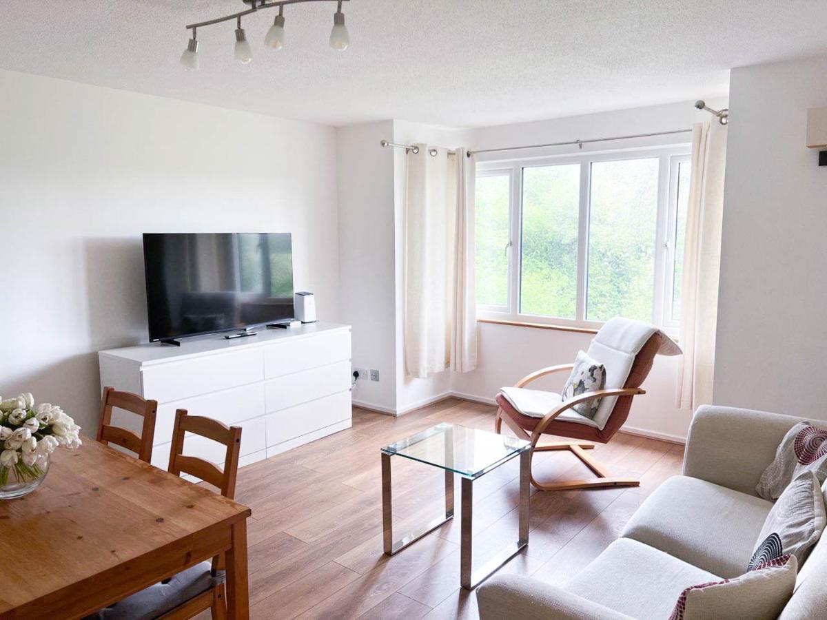Lovely 2 Bedroom Flat With Free Parking, Great Transport Links To Central London, The Excel Centre, Canary Wharf And The O2! Bagian luar foto