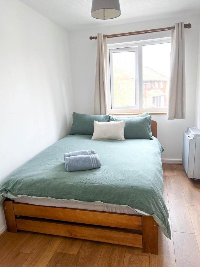 Lovely 2 Bedroom Flat With Free Parking, Great Transport Links To Central London, The Excel Centre, Canary Wharf And The O2! Bagian luar foto