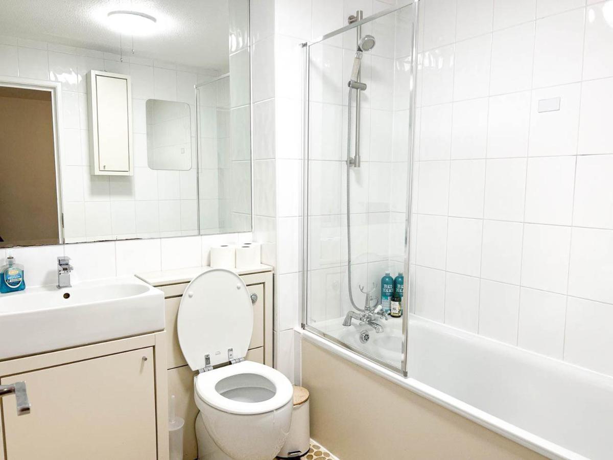 Lovely 2 Bedroom Flat With Free Parking, Great Transport Links To Central London, The Excel Centre, Canary Wharf And The O2! Bagian luar foto