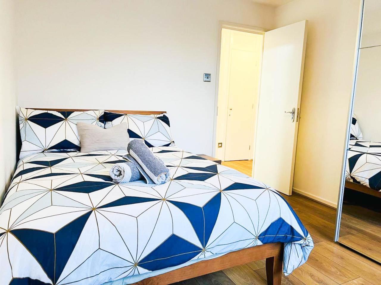 Lovely 2 Bedroom Flat With Free Parking, Great Transport Links To Central London, The Excel Centre, Canary Wharf And The O2! Bagian luar foto